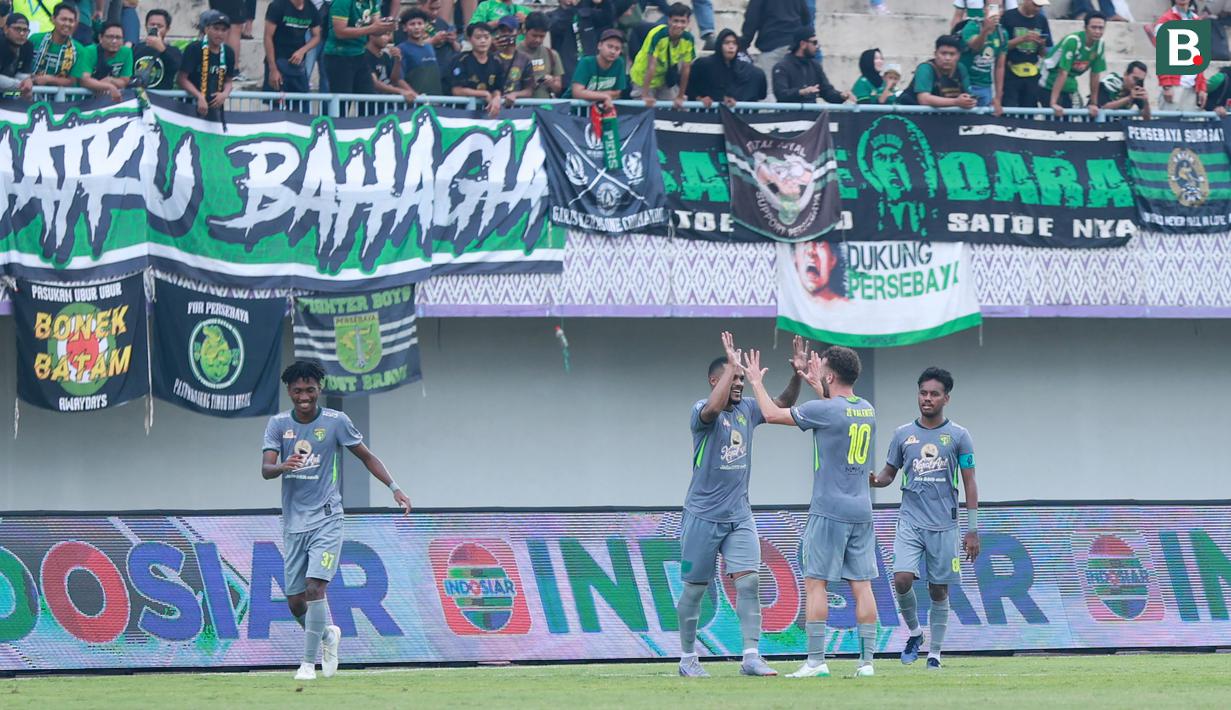 Pemain Persebaya Surabaya, Paulo Victor (tengah) merayakan gol keempat Persebaya bersama Ze Valente yang dicetaknya ke gawang Persita Tangerang pada laga pekan ke-18 BRI Liga 1 2022/2023 di Stadion Indomilk Arena, Tangerang, Rabu (18/1/2023) sore WIB. Persebaya menang dengan skor 5-0. (Bola.com/M Iqbal Ichsan)