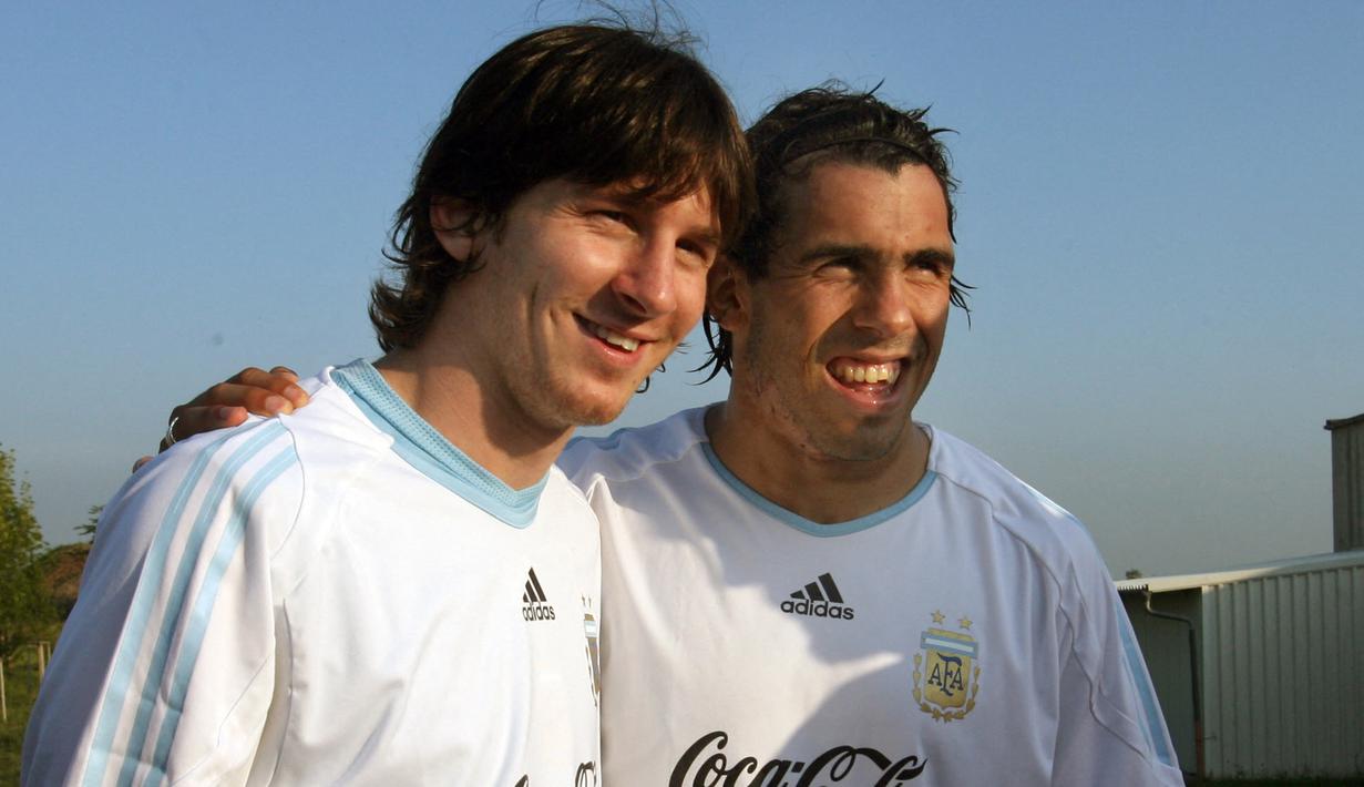 Lionel Messi dan Carlos Tevez memulai debut Piala Dunia 2006 bersama timnas Argentina dari bangku cadangan karena harus bersaing dengan pemain top lainnya. Namun di Piala Dunia 2010 keduanya menjadi penyerang inti Tim Tango. Carlos Tevez mampu bermain tujuh kali bersama Lionel Messi dan membuat tiga gol dan satu assist untuk Argentina di Piala Dunia. (AFP/Daniel Garcia)