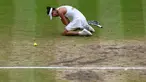 Petenis Spanyol, Garbine Muguruza bereaksi setelah mengalahkan petenis AS Venus Williams pada final turnamen grand slam Wimbledon di London, Sabtu (15/7). Muguruza menang dua set langsung 7-5 6-0 atas Venus. (Facundo Arrizabalaga/Pool Photo via AP)