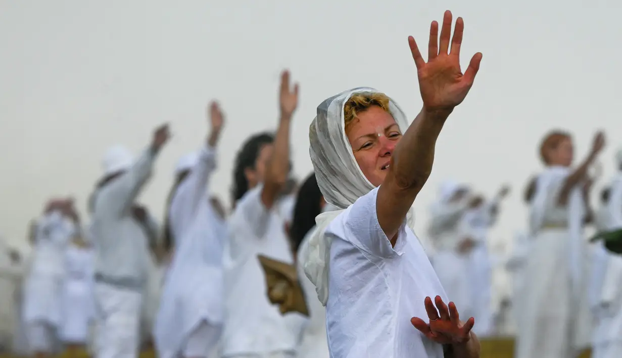 Anggota gerakan keagamaan internasional Persaudaraan Putih melakukan ritual tarian di puncak Gunung Rila, dekat Danau Babreka, Bulgaria, 19 Agustus 2021. Ribuan anggota gerakan Persaudaraan Putih berkumpul di puncak Gunung Rila untuk menyambut tahun baru spiritual mereka. (NIKOLAY DOYCHINOV/AFP)