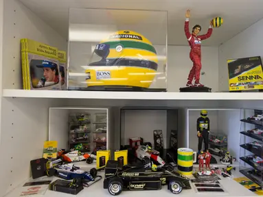 Produk-produk berlisensi yang berbau tentang Ayrton Senna dipajang di Institut Ayrton Senna di Sao Paulo, Brasil. (AFP/Alexandre Schneider)