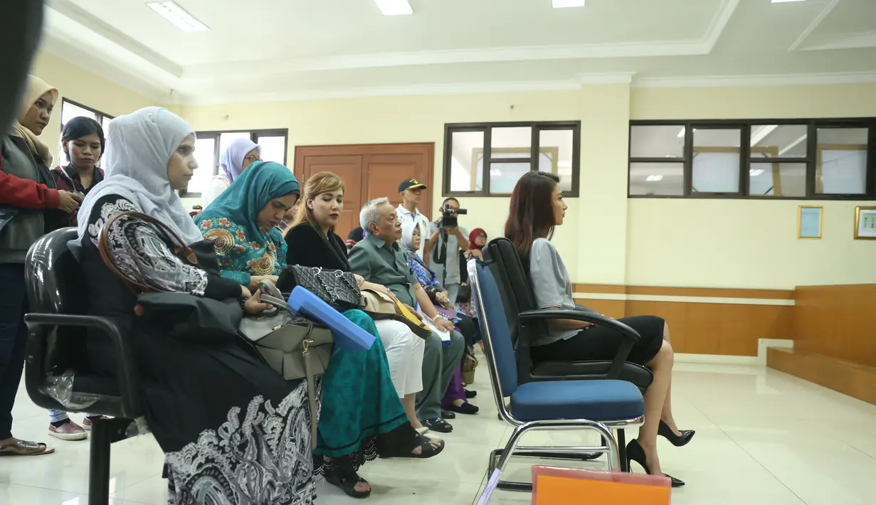 Berdasarkan Junaidi, kuasa hukum Atalarik Syah, kliennya tidak bisa hadir lantaran jadwal sidang bentrok dengan keberangkatan umrah. Sidang pun ditunda. (Nurwahyunan/Bintang.com)