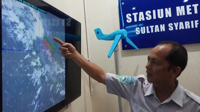 Petugas BMKG Pekanbaru menjelaskan prakiraan cuaca di Provinsi Riau.