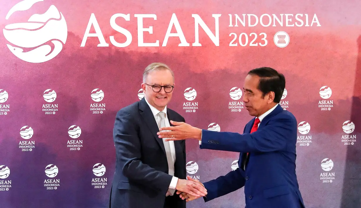 Presiden Indonesia Joko Widodo (kanan) menyapa Perdana Menteri Australia Anthony Albanese selama pertemuan bilateral mereka di sela-sela KTT Perhimpunan Bangsa-Bangsa Asia Tenggara (ASEAN) di Jakarta, Kamis, 7 September 2023. (Bagus Indahono/Pool Photo via AP)