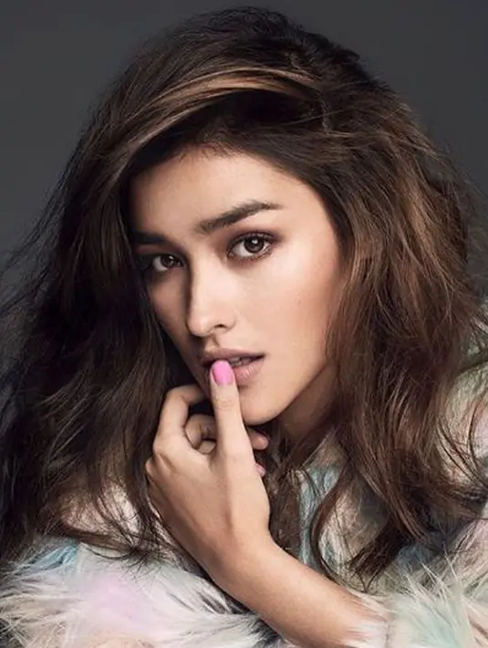 Sejak memulai karier di industri hiburan Filipina, Liza Soberano membawa pulang banyak piala penghargaan atas hasil kerja kerasnya. Terakhir, ia berhasil memborong sekitar 24 piala dalam beberapa ajang penghargaan selama 2017. (instagram.com/lizasoberano)