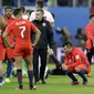 Para pemain Cile tampak kecewa usai gagal merebut Piala Konfederasi 2017 di Stadion Saint Petersburg, Rusia, Minggu (3/7/2017). Jerman menang 1-0 atas Cile. (AP/Thanassis Stavrakis)