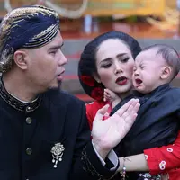 Acara Tedak Siten Ahmad Syailendra Airlangga anak dari Ahmad Dhani (Nurwahyunan/bintang.com)