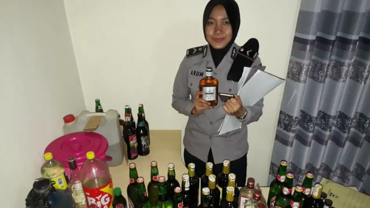 Polres Wonosobo menyita ratusan botol miras berbagai merk dan miras lokal jenis ciu. (Foto: Liputan6.com/Polres Wonosobo/Muhamad Ridlo)