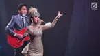 Penyanyi Syahrini berduet dengan musisi Rendy Pandugo saat konser Journey of Syahrini di Ciputra Artpreneur, Jakarta, Kamis (20/9). Konser ini merupakan perayaan 10 tahun kiprah Syahrini di dunia musik. (Liputan6.com/Faizal Fanani)