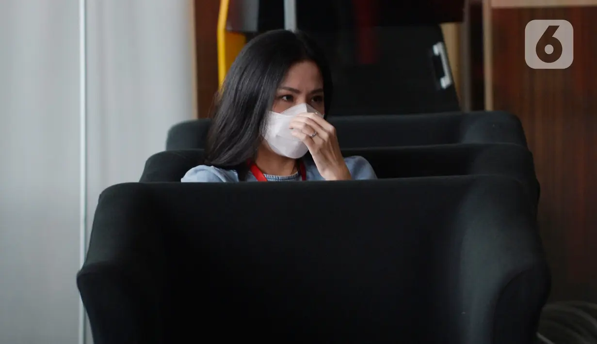Karyawan swasta, Agnes Jennifer berada di ruang tunggu Gedung KPK untuk menjalani pemeriksaan, Jakarta, Senin (18/5/2020). Agnes diperiksa sebagai saksi untuk tersangka mantan Sekretaris MA Nurhadi terkait kasus suap dan gratifikasi perkara di Mahkamah Agung tahun 2011-2016 (merdeka.com/Dwi Narwoko)