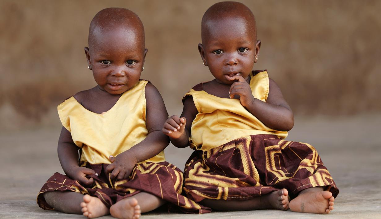 Si kembar identik, Taiwo Adejare dan Kehinde Adejare berpose untuk sebuah foto di Igbo Ora, Negara Bagian Oyo, Nigeria pada 4 April 2019. Saking banyaknya anak kembar yang dilahirkan, Igbo Ora dijuluki sebagai "ibu kota kembar dunia". (REUTERS/Afolabi Sotunde)