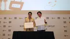 Direktur Utama EMTEK Grup, R. Alvin Widarta Sariaatmadja (kiri) bersama dengan Jimmy Akili, CEO dan pendiri Bobobobo.com memperlihatkan nota kerjasama usai menggelar jumpa pers di SCTV Tower, Jakarta, Rabu (29/4/2015). (Liputan6.cm/Helmi Fithriansyah)