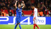 Penyerang Gonzalo Higuain melakukan selebrasi usai mencetak gol ke duanya saat berhadapan dengan AS Monaco di leg pertama semifinal Liga Champions di stadion Louis II, Monaco (4/5). Juventus menang atas Monaco dengan skor 2-0. (AFP Photo/Franck Fife)