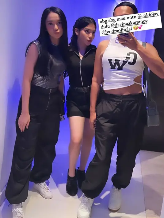 Lyodra juga hadir dengan atasan tanpa lengan warna silver dipadukan celana cargo hitam  dan sneakers putihnya. [@wanda_haraa]