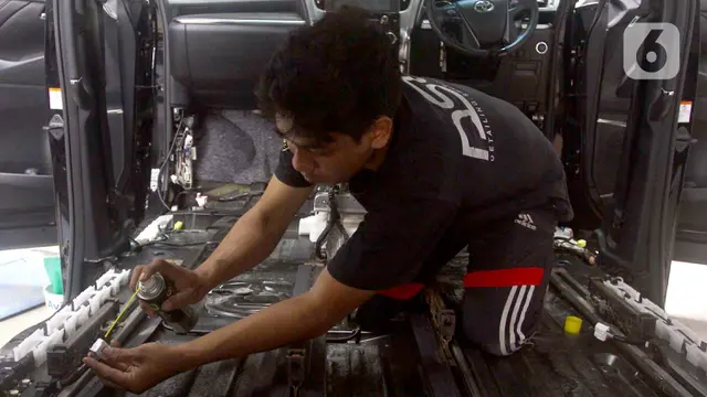 Bersih-Bersih Mobil Usai Banjir Melanda Jakarta