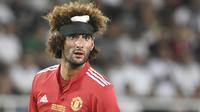 Gelandang Manchester United, Marouane Fellaini, saat pertandingan melawan Real Madrid pada laga Piala Super Eropa di Stadion Philip II, Skopje, Selasa (8/8/2017). Foto muka unik Fellaini viral di media sosial. (AFP/Nikolay Doychinov)