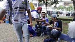 Suasana saling menghargai Aremania dan Bobotoh saat mendukung timnya berlaga pada final Torabika Bhayangkara Cup 2016 di Stadion Utama Gelora Bung Karno, Jakarta, Minggu (3/4/2016). (Bola.com/Nicklas Hanoatubun)