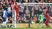 Virgil van Dijk mencetak gol untuk Liverpool ke gawang Brighton. (AFP/Paul Ellis)