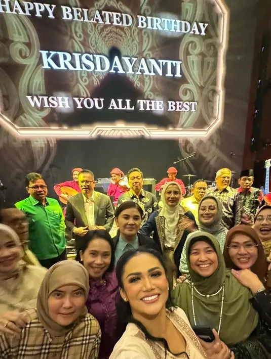 Setelah rapat selesai, rupanya Krisdayanti mendapatkan kejutan ulang tahun dari rekan-rekannya di DPR RI. Dalam sebuah layar besar, tertulis kata ucapan beserta doa dari teman-temannya. "Happy Belated Birthday Krisdayanti. Wish you all the best." KD kemudian berfoto selfie dengan mereka. (Liputan6.com/IG/@krisdayantilemos)