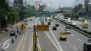 Sejumlah kendaraan melintas di Tol Dalam Kota Jakarta, Senin (4/1/2016). Pasca libur panjang perayaan Natal 20015 dan Tahun Baru 2016, sejumlah ruas jalan ibukota mulai dipadati pengendara. (Liputan6.com/Helmi Fithriansyah)