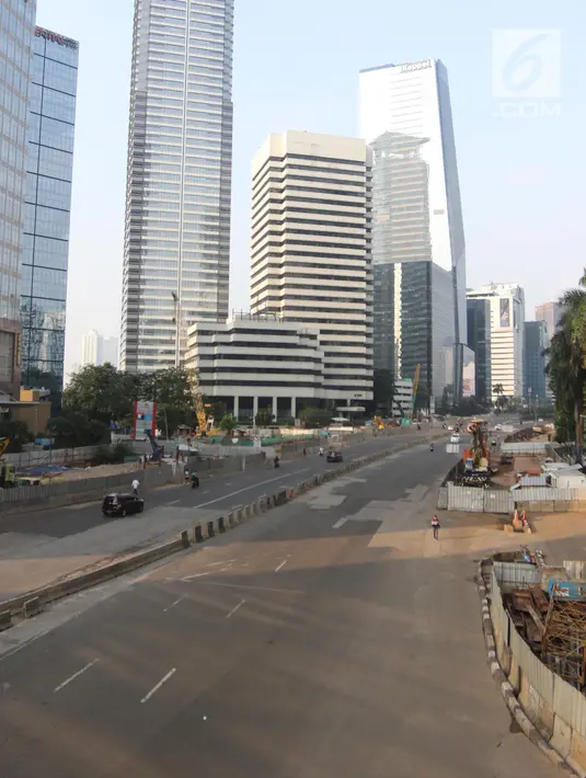 Suasana lengang di Jalan Sudirman, Jakarta, Minggu (17/6). Hari Bebas Kendaraan Bermotor (HBKB) atau Car Free Day (CFD) di Jakarta masih ditiadakan hari ini. (Liputan6.com/Arya Manggala)