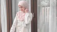 Adinda Amira berfoto dengan gamis berpotongan lurus warna putih dan hiasan lainnya dengan nuansa warna yang senada. (dok. Instagram @adindaamiraa/https://www.instagram.com/p/C5DYgtayXjr/?utm_source=ig_web_copy_link/Rusmia Nely)