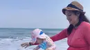 <p>Bersama anak pertamanya,&nbsp;Nadi Djiwa Anggara, Nadine tampak sedang di pantai mengenakan baju renangnya. Nadine memerlihatkan baby bumpnya dengan baju renang pink.&nbsp; (@nadinelist)</p>