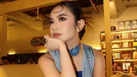 Dirinya terlihat memakai vest denim senada dengan choker yang digunakan. Bahkan, makeup Mahalini juga tak lepas dari sorotan. (Liputan6.com/IG/@mahaliniraharja)