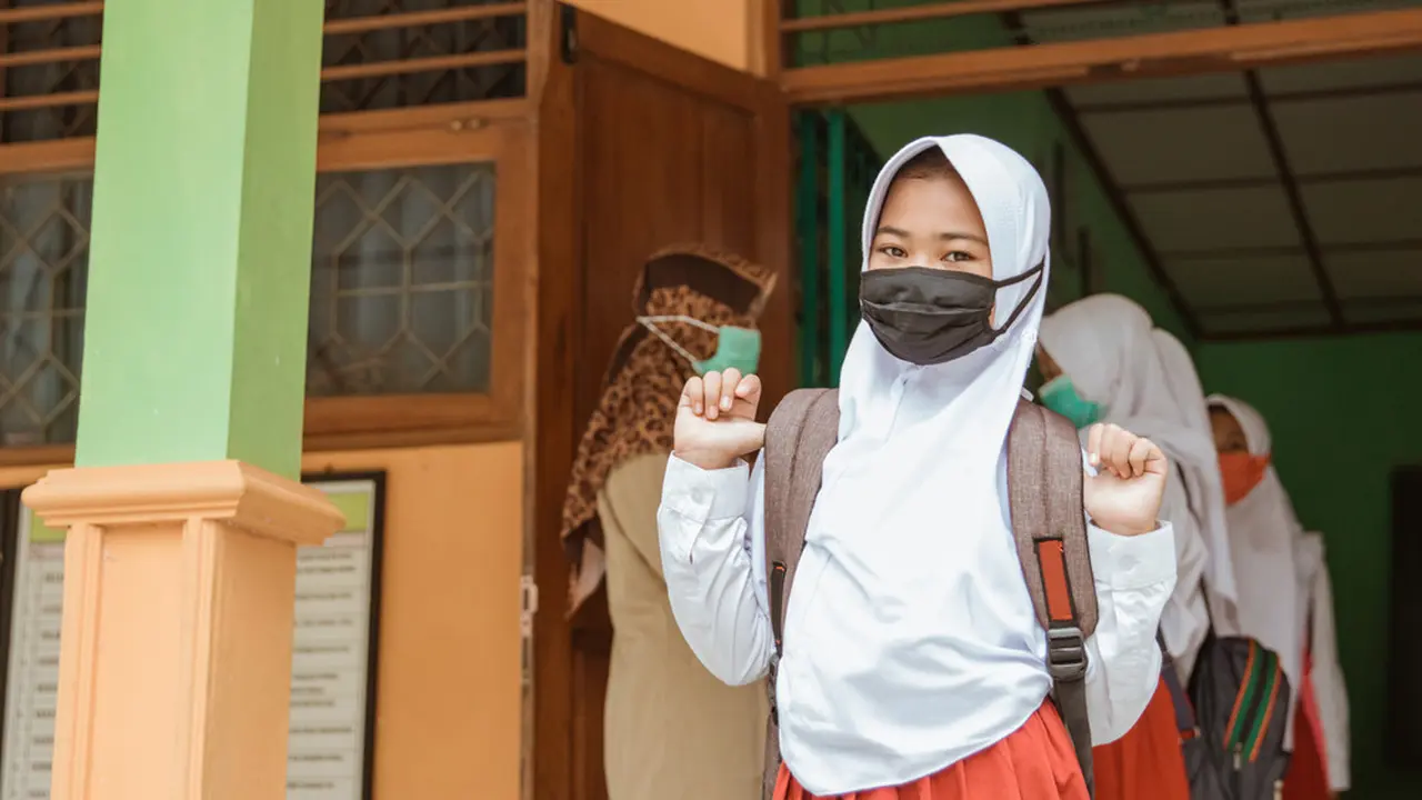 Ilustrasi Kisah perjuangan pelajar Indonesia ke sekolah dengan cara yang tidak biasa hingga bertaruh nyawa