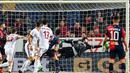 Kiper Genoa, Mattia Perin gagal mengahalau sundulan penyerang AC Milan, Andre Silva pada lanjutan Liga Serie A Italia di Stadion Luigi Ferraris di Genoa, (11/3). Ini merupakan gol perdana Silva selama bermain di Serie A. (Simone Arveda/ANSA via AP)