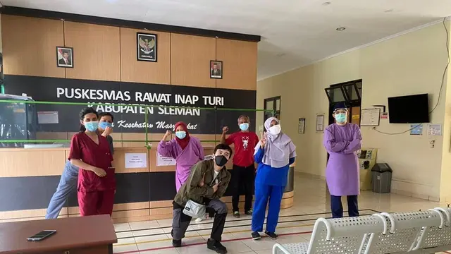 Jadi Salah Satu Penerima Vaksin Pertama, Dokter Tirta Langsung Kembali Bertugas. (Sumber: Instagram/dr.tirta)