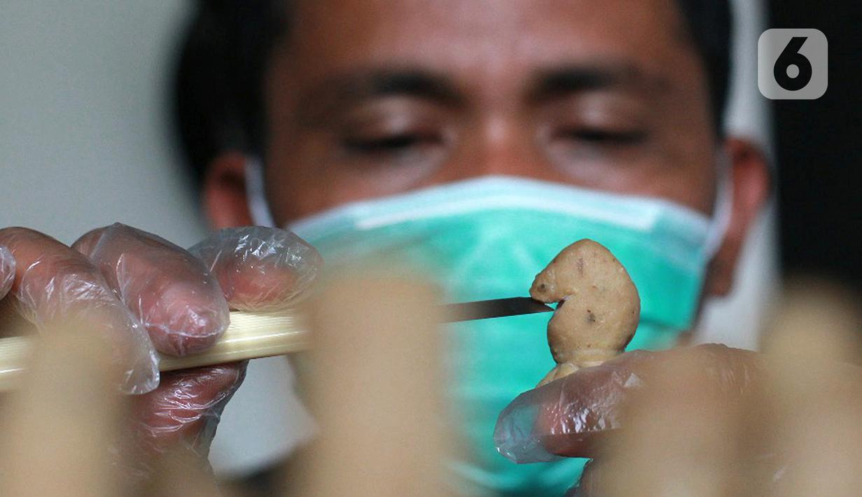 Jodi Purnama melakukan proses penyelesaian pembuatan bakso daging sapi yang berbentuk bidak catur di Bintaro, Senin  (18/11/2019). Jodi meyakini bakso daging sapi berbentuk bidak catur merupakan pertama kali yang ada di Indonesia maupun dunia.  (merdeka.com/Arie Basuki)