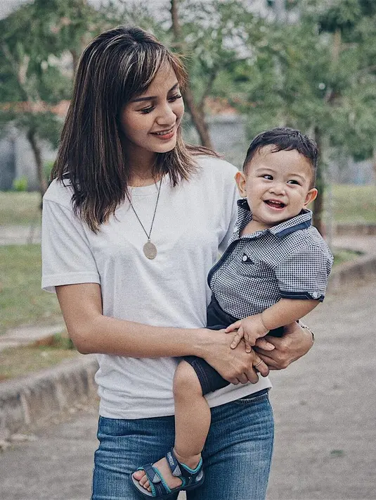 Meskipun sibuk mengurus anak, namun Kirana tetap memikirkan soal gaya busananya. Seperti yang satu ini, Kirana tampil kasual memakai celana jeans dengan kaus putih. (Instagram/kiranalarasati)