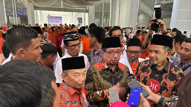 Ketua Majelis Syuro Partai Keadilan Sejahtera (PKS) Salim Segaf Al-Jufri memimpin konsolidasi akbar PKS Provinsi Nusa Tenggara Barat (NTB) di Narmada Convention Hall Mataram, Sabtu 1 Juli 2023.