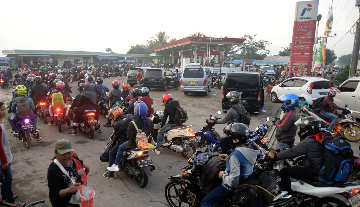 Suasana antrean pemudik yang ingin mengisi BBM di SPBU Tulungangung, Indramayu, Jabar, Jumat (23/6). Tingginya volume kendaraan pemudik yang masuk membuat antrian menjadi mengular. (Liputan6.com/Johan Tallo)