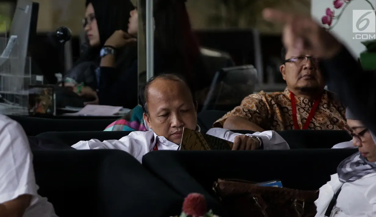 Sekjen Kemendes PDTT Anwar Sanusi menunggu di ruang tunggu KPK sebelum menjalani pemeriksaan, Senin (6/5). Anwar diperiksa sebagai saksi dugaan suap pemberian predikat wajar tanpa pengecualian (WTP) yang diterima Kemendes. (Liputan6.com/Faizal Fanani)