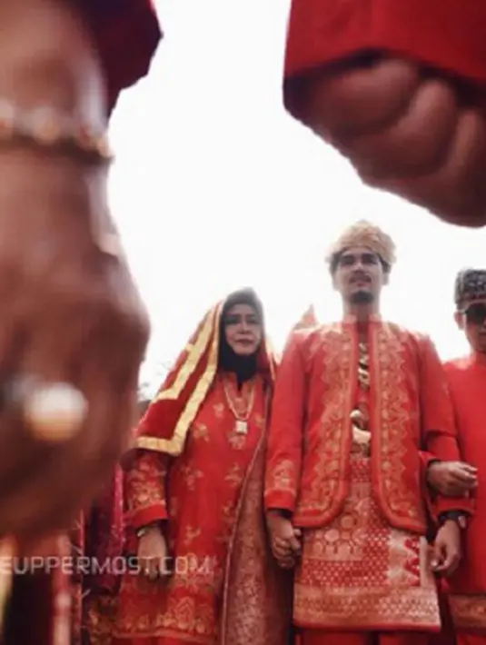 Mario yang didampingi ibu kandungnya Ida Leman tampak gagah dengan busana kebesaran warna merah menyala. (Via Instagram/@marioirwinsyah)