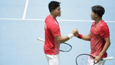 Ganda putra Indonesia, David Susanto / Anthony Susanto, saat melawan ganda putra Selandia Baru, Michael Venus / Marcus Daniell pada laga Piala Davis 2019 Grup II Zona Asia/Oceania di Stadion Tenis GBK, Jakarta, Sabtu (14/9). David / Anthony kalah 0-6 dan 2-6. (Bola.com/Vitalis Yogi Trisna)