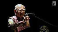 Ketua Dewan Pertimbangan Presiden periode 2010-2014, Emil Salim saat menyampaikan Renungan Pancasila di Teater Kecil TIM, Jakarta, Selasa (7/8). STA Memorial Lecture rutin diadakan sejak 2005 lalu. (Liputan6.com/Helmi Fithriansyah)