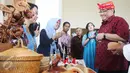 Menteri Koperasi dan UKM Puspayoga melihat hasil produksi wirausaha pemula saat sinergi program pembiayaan Kementerian Koperasi dan UMK dengan pemerintah daerah Provinsi Nusa Tenggara Barat, Lombok, Jumat (12/5). (Liputan6.com/Angga Yuniar)