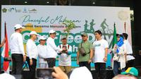 Menteri Agama (Menag) Nasaruddin Umar membagikan bibit pohon secara simbolis kepada peserta Car Free Day (CFD) Syiar Muharam 1447 Hijriah, Minggu (22/6/2025).
