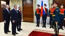 Menhan RI Ryamizard Ryacudu (kanan) bersama Menhan Rusia Sergey Shoigu saat upacara penyambutan resmi kenegaraan bilateral meeting Menhan RI-Rusia di Kantor Pusat Kemenhan Rusia, Znamenka Ulitsa Moscow, Rabu (6/2). (Liputan6.com/HO/Puskom Kemhan)