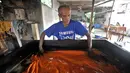 Pengrajin melakukan proses pewarnaan kain batik Betawi di rumah produksi Batik Seraci, Kampung Kebon Kelapa, Bekasi, Jawa Barat, Selasa (2/10). Untuk membuat kain Batik Seraci sepanjang 2-2,5 meter dibutuhkan waktu empat hari. (Merdeka.com/Iqbal Nugroho)