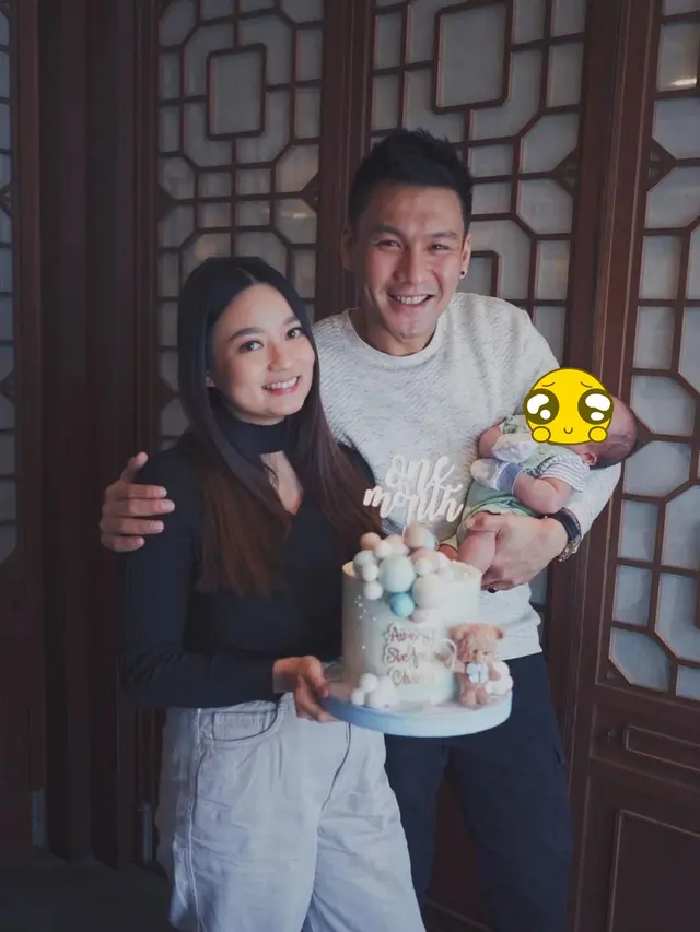 Rayakan 1 Bulanan Anak, Ini 8 Potret Fendy Chow jadi Ayah Siaga
