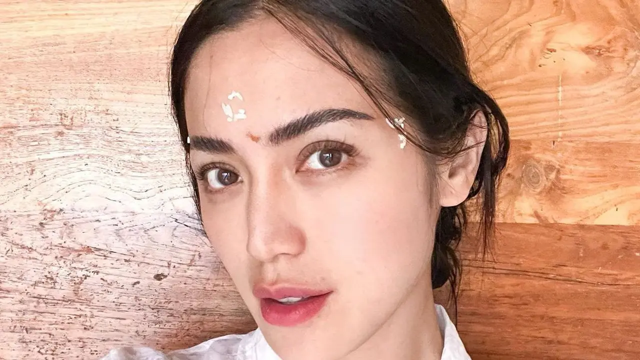 Anggunnya Jessica Iskandar dengan Kebaya Putih Saat Melukat