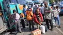 Suasana saat penumpang turun dari bus Antar Kota Antar Provinsi (AKAP) di Terminal Kampung Rambutan, Jakarta, Selasa (19/6). Jumlah kedatangan penummpang diperkiran terus bertambah hingga malam nanti. (Liputan6.com/Faizal Fanani)
