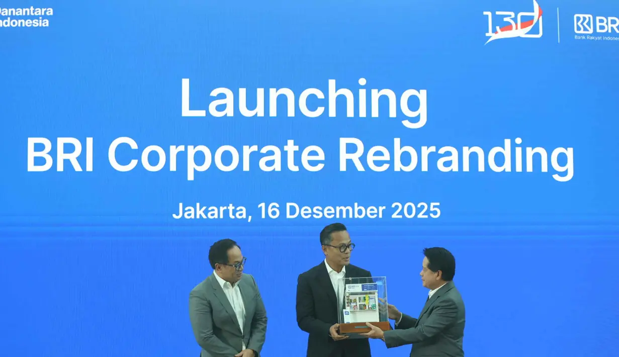 Dony memandang, setiap perusahaan, termasuk perusahaan pelat merah harus melakukan transformasi dari waktu ke waktu mengikuti perkembangan zaman. Tampak dalam foto, Direktur Utama PT Bank Rakyat Indonesia (Persero) Tbk, Hery Gunardi (kanan) memberikan cenderamata untuk Kepala BP BUMN dan COO Danantara Indonesia, Dony Oskaria (tengah) disaksikan Komisaris Utama PT Bank Rakyat Indonesia (Persero) Tbk, Kartika Wijoatmodjo saat Launching BRI Corporate Rebranding, di Menara BRIlian Jakarta, Selasa (16/12/2025). (Kapanlagi.com/Budy Santoso)