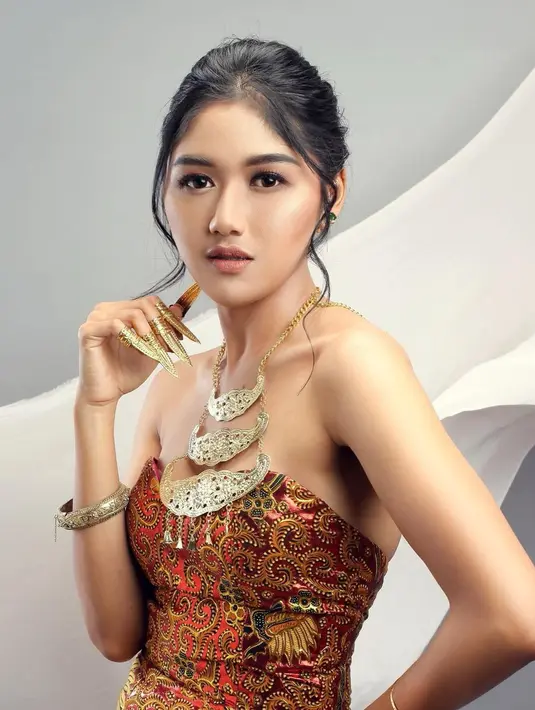 Pesona Erina Gudono dalam Balutan Kain Nusantara. (Sumber: Instagram/erinagudono)