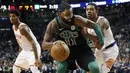 Pebasket Boston Celtics, Kyrie Irving, berusaha melewati pebasket Phoenix Suns, Tyler Ulis, pada laga NBA di Stadion TD Garden, Boston Minggu (3/12/2017). Boston Celtics menang 116-111 atas Phoenix Suns. (AP/Michael Dwyer)