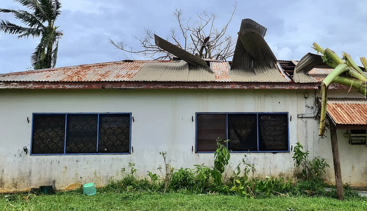 Gambar selebaran ini diambil dan dirilis pada 4 Maret 2023 oleh Jean-Baptiste Jeangène Vilmer, Duta Besar Prancis untuk Vanuatu dan Kepulauan Solomon, menunjukkan bangunan yang rusak di Port Vila. Di tengah situasi tersebut, penduduk setempat sekarang menghadapi badai tropis besar lainnya - Topan Kevin yang juga mendarat pada Jumat.  (Jean-Baptiste Jeangène Vilmer / FRENCH EMBASSY VANUATU / AFP)